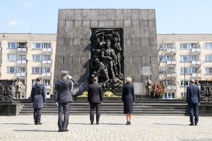 prezydent pod pomnikiem getta